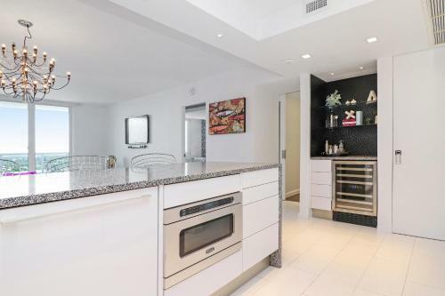 Luxury Beachfront Condo In Prime South Beach