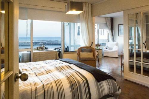 Apartment W Stunning View - Marina - Free Parking & AC