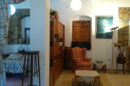 Isida's Traditional Stone House With Inside Yard