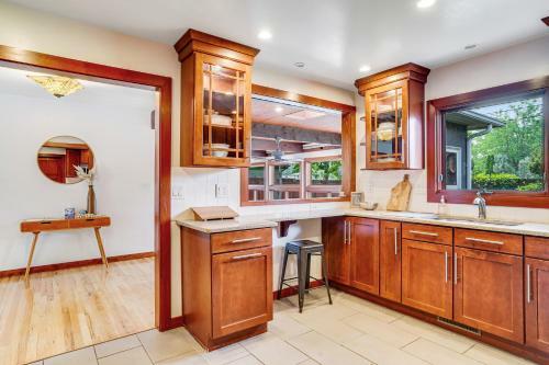 Brilliant & Spacious Home By Historic Train Depot