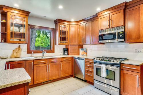 Brilliant & Spacious Home By Historic Train Depot
