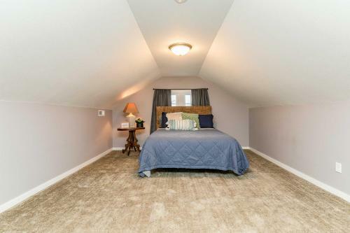 Quaint Cedar Rapids Home - 1 5 Mi To Downtown