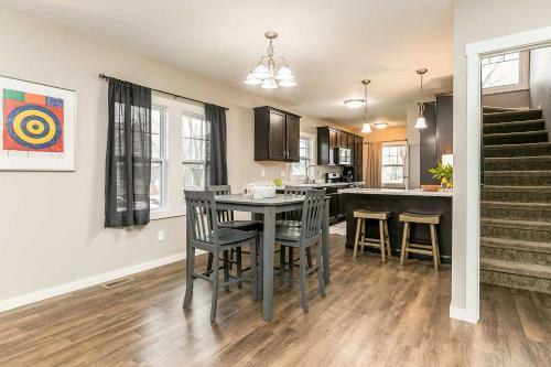 Quaint Cedar Rapids Home - 1 5 Mi To Downtown