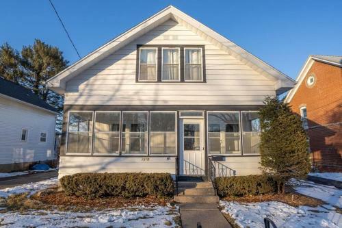 Cozy 3 Bedroom Home Minutes From Downtown Dubuque