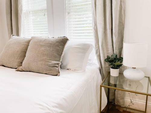 Stylish Spacious Apartment With King And Queen Beds