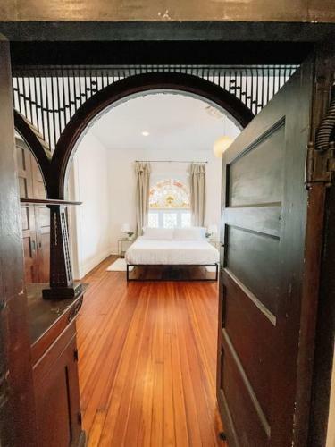 Stylish Spacious Apartment With King And Queen Beds