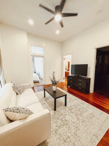 Stylish Spacious Apartment With King And Queen Beds