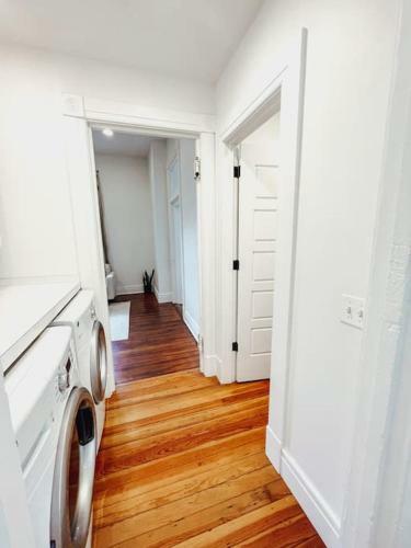 Stylish Spacious Apartment With King And Queen Beds