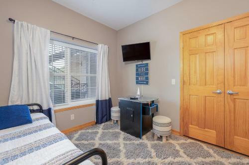 Gorgeous 3 Bedroom 2 Bath Lakefront Condo #341