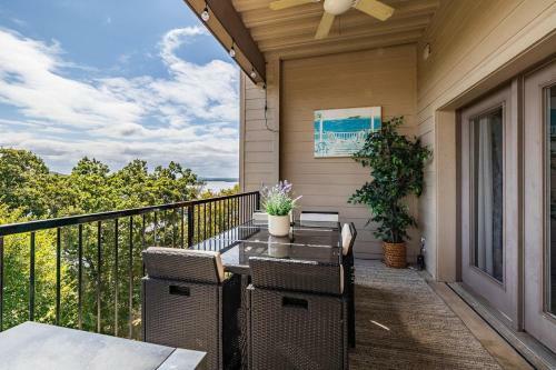 Gorgeous 3 Bedroom 2 Bath Lakefront Condo #341