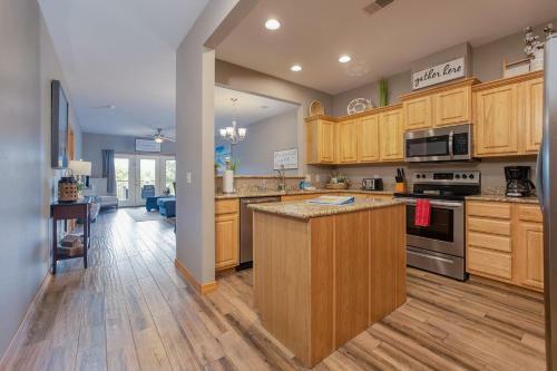 Gorgeous 3 Bedroom 2 Bath Lakefront Condo #341