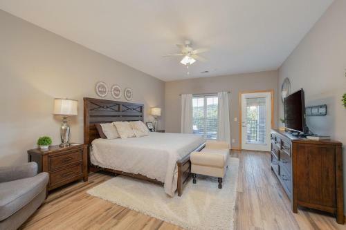 Gorgeous 3 Bedroom 2 Bath Lakefront Condo #341
