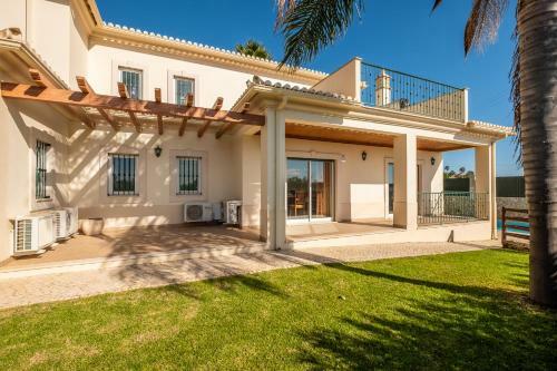 Villa Cordeiro - Heated Pool - Free Wi-fi - Air Con