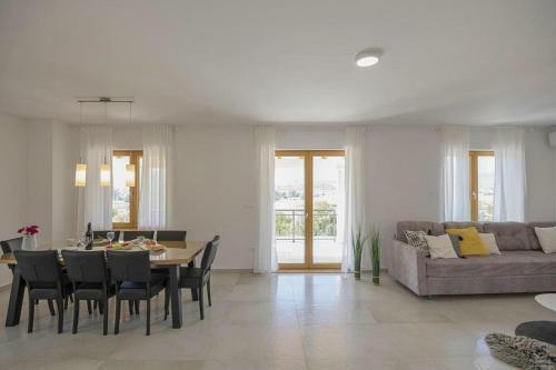 Luxury Villa Melita With Heated Pool