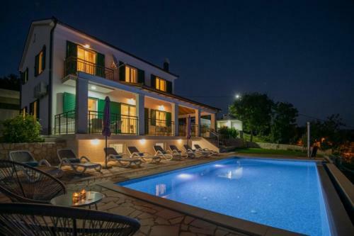Luxury Villa Melita With Heated Pool