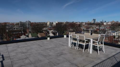 Spacious 2-bedroom Apartment With Lounge & Rooftop