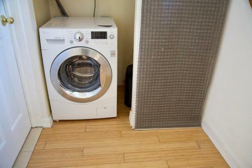 Modern Brighton Room-with Balcony-5min To Beach-separate Entrance