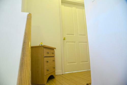 Modern Brighton Room-with Balcony-5min To Beach-separate Entrance