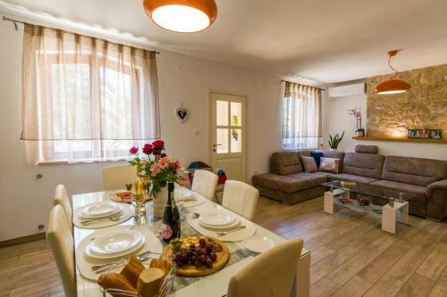 Villa Pietra With Sea View