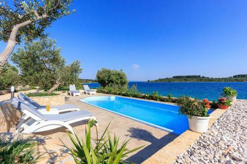 Beachfront Luxury Villa W Pool & Large Garden