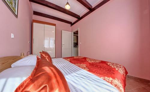Beachfront Luxury Villa W Pool & Large Garden