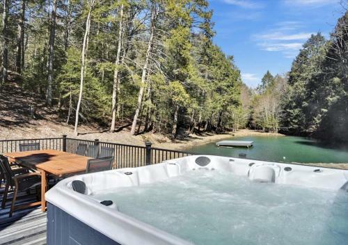 Pine Hollow Lodge