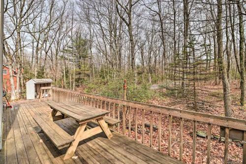 Secluded Poconos Home With Decks About 1 Mi To Lake