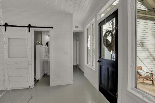 Gorgeous Home 1 Blk From Main With Hot Tub & Fire Pit!