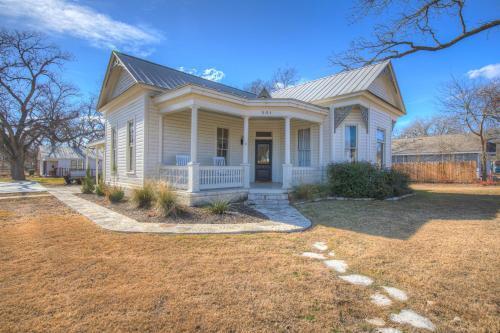Gorgeous Home 1 Blk From Main With Hot Tub & Fire Pit!