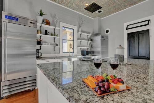 Gorgeous Home 1 Blk From Main With Hot Tub & Fire Pit!