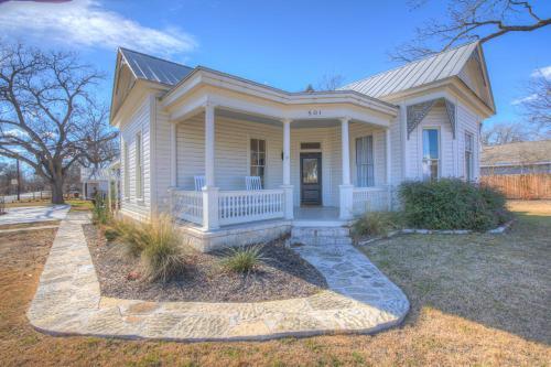 Gorgeous Home 1 Blk From Main With Hot Tub & Fire Pit!