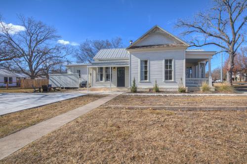 Gorgeous Home 1 Blk From Main With Hot Tub & Fire Pit!