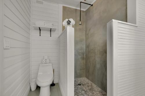 Gorgeous Home 1 Blk From Main With Hot Tub & Fire Pit!