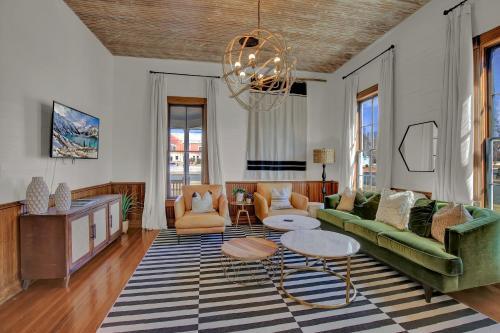 Gorgeous Home 1 Blk From Main With Hot Tub & Fire Pit!
