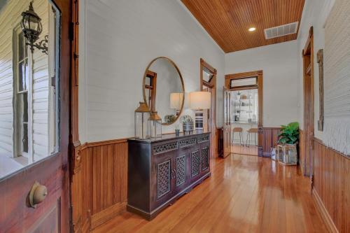 Gorgeous Home 1 Blk From Main With Hot Tub & Fire Pit!