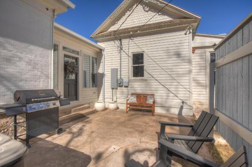 Gorgeous Home 1 Blk From Main With Hot Tub & Fire Pit!