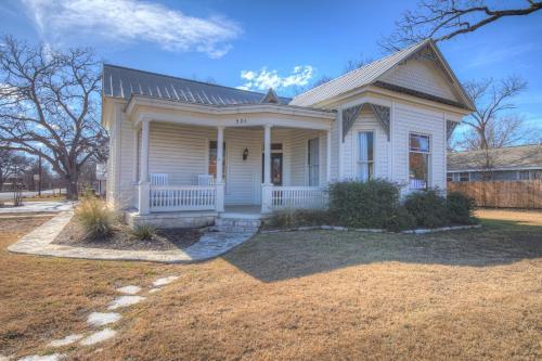 Gorgeous Home 1 Blk From Main With Hot Tub & Fire Pit!