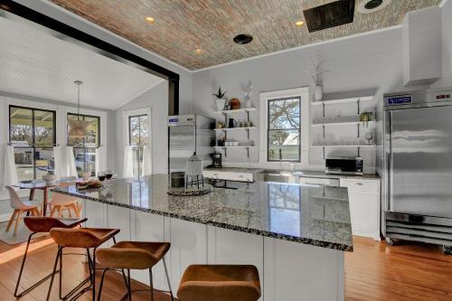 Gorgeous Home 1 Blk From Main With Hot Tub & Fire Pit!
