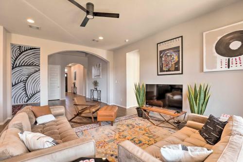 Artsy Manor Home With Yard - 15 Mi To Austin!