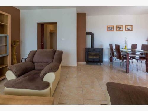 Apartment In Grizane 39410
