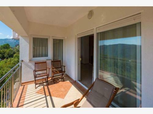 Apartment In Grizane 39410
