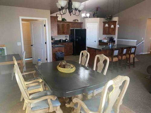 Modern 7 Bedroom 4 Bathroom Home Tooele 16 Guests