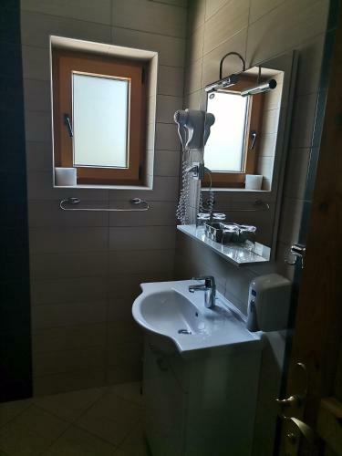 Hostal Rustic Inn River 3