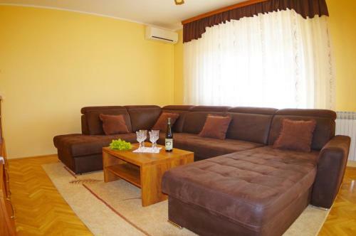 House Sandi, Village Jur?i?i