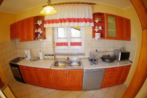 House Sandi, Village Jur?i?i