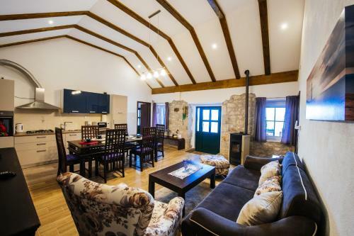 Poolincluded - Amazing Estate Uzelac