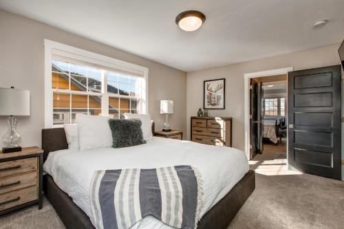 Ontario Manor Unit A