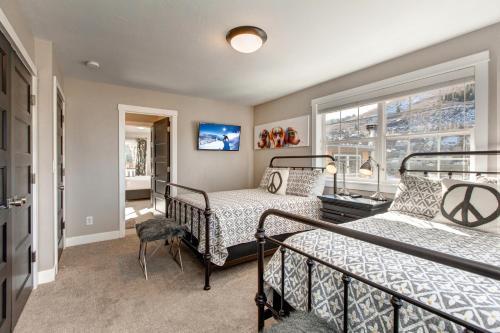 Ontario Manor Unit A