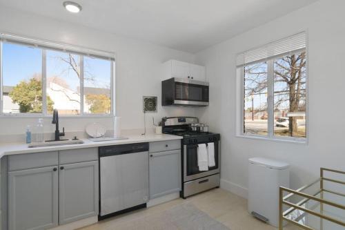 Freshly Renovated, Modern 3-bedroom Apartment