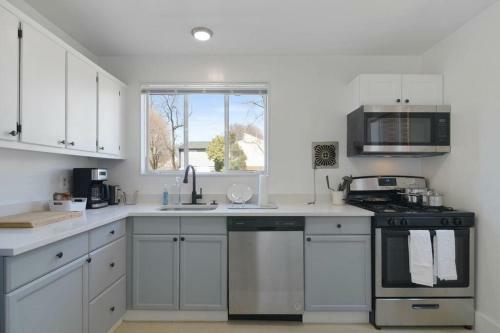 Freshly Renovated, Modern 3-bedroom Apartment